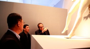 朱青生在参观滕宇宁展厅“形象与权威”